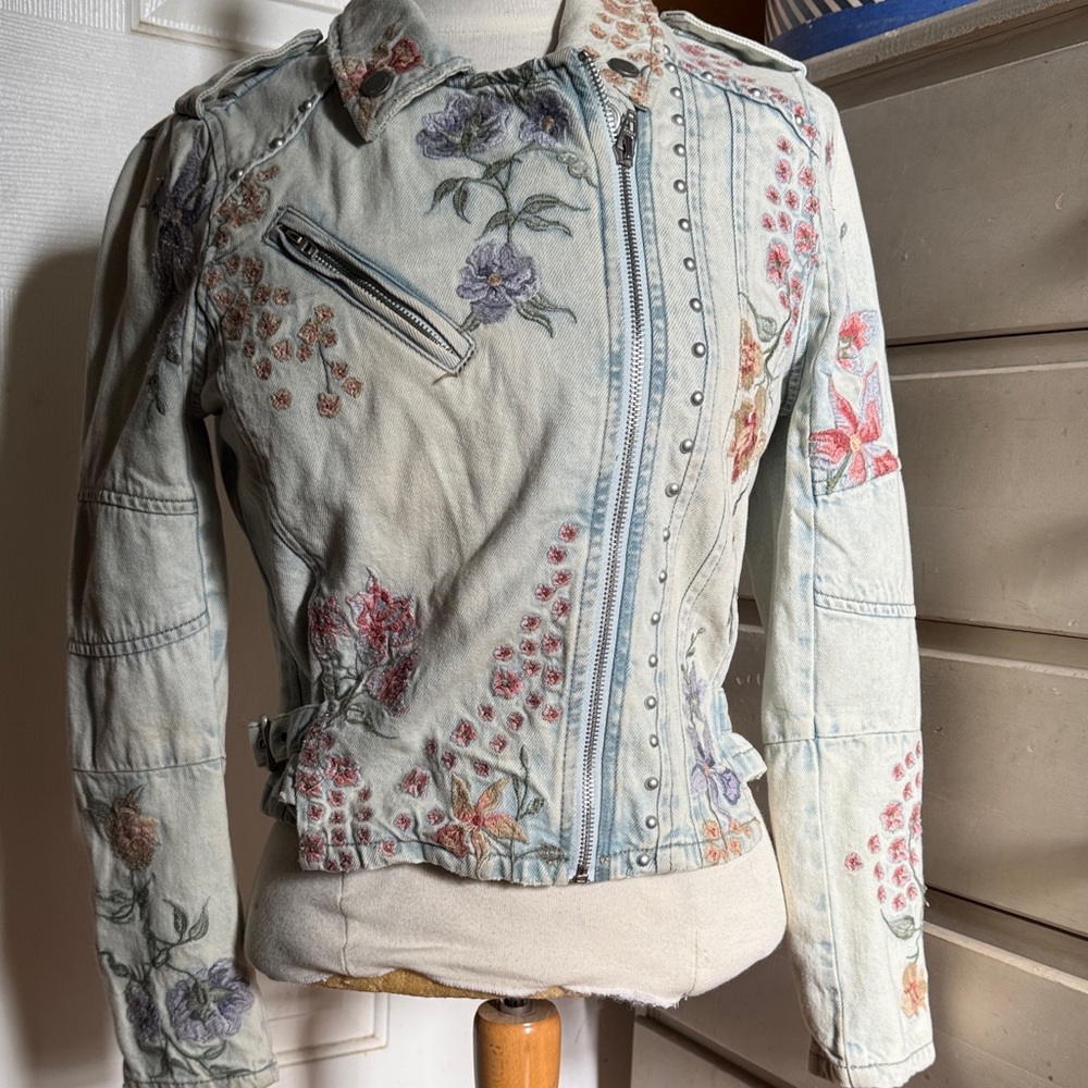 SOLD ⭐️ Floral Embroidered youth girls denim Jacket Large xl